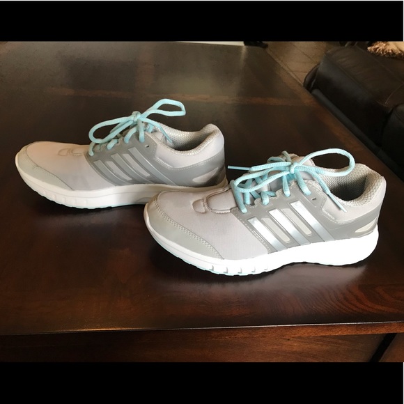 Adidas woman’s gray athletic shoes size 6.5 - Picture 3 of 6